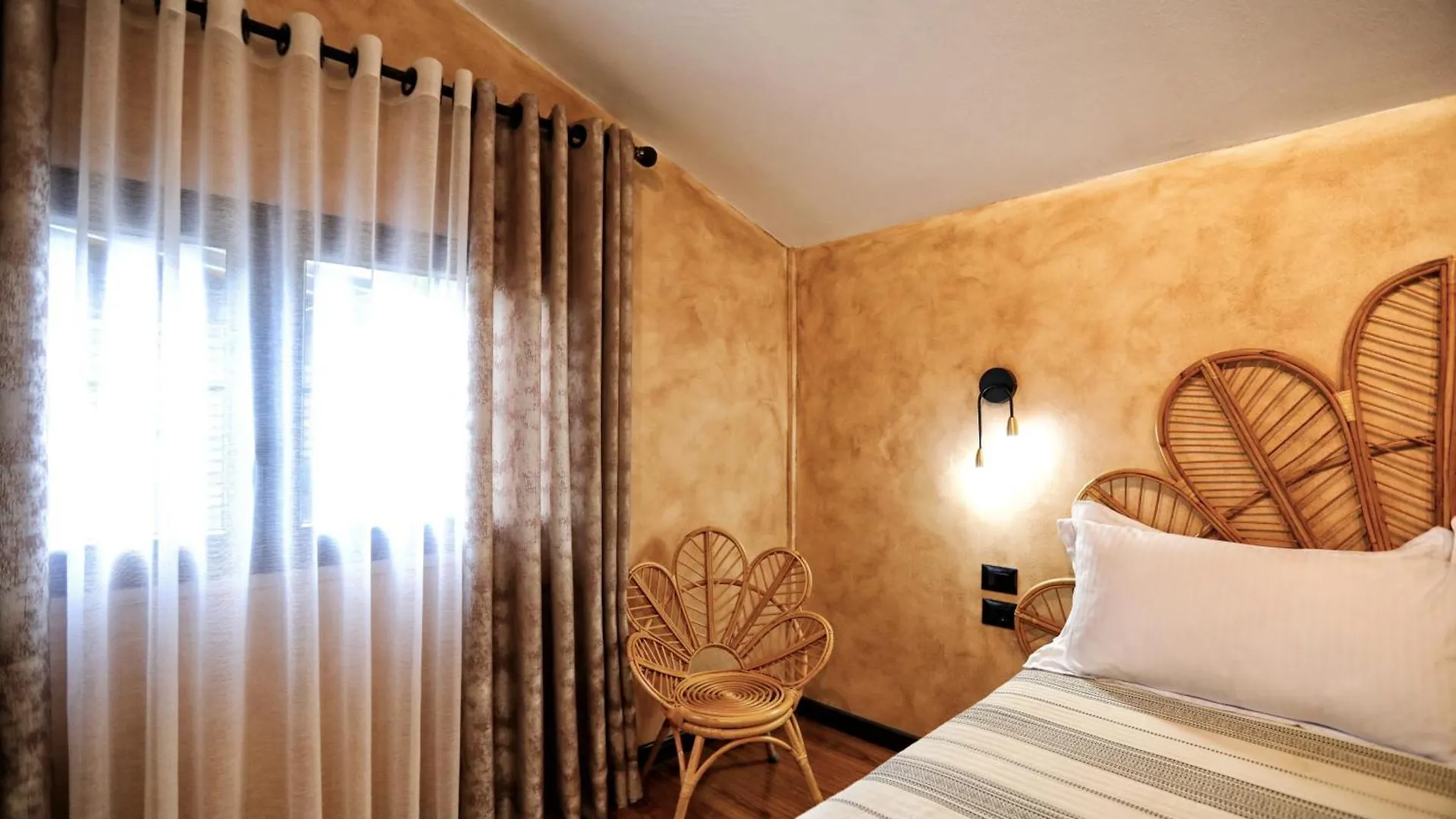 ***  Hotel Labiatan Zogaj  Албания