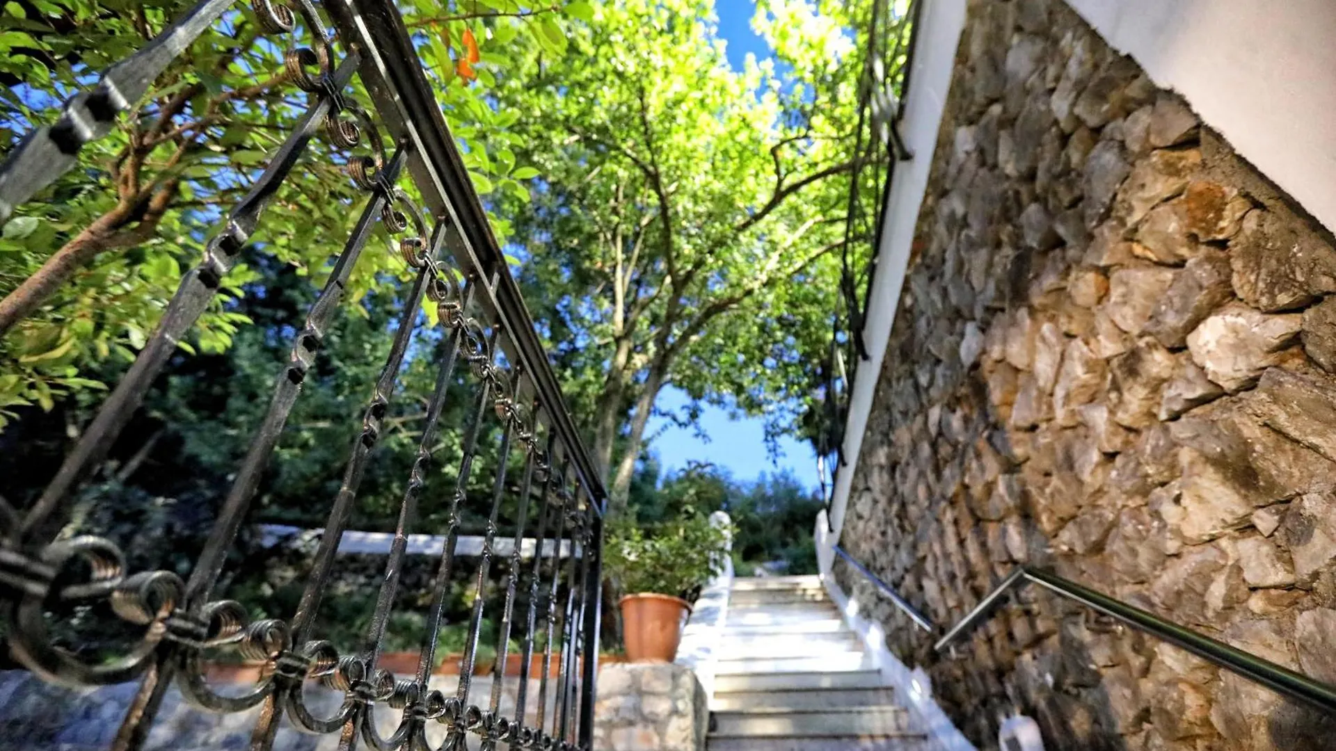 Hotel Labiatan Zogaji